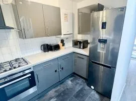 Modern 2-Bed w Parking & Garden