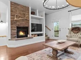 Pinetop Retreat Centrally located, Hiking, Fishing, Jet Tub, 2 Fireplaces