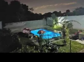 Por do sol piscina e skate e churrasco
