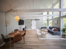 Unwind at this Modern Bethel Village Escape, Ferienhaus in Bethel
