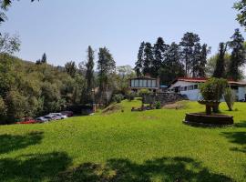 Casa Grande, Casita, Gran Jardín, Juegos para 19 personas en el Pueblo, hotel in Valle de Bravo