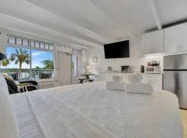 Sunset Suite Heated Pool Tennis & Gym Balcony