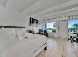 Sunset Suite Heated Pool Tennis & Gym Balcony