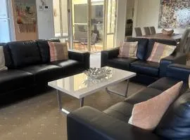 Spacious Williamstown Apartment with Free Parking
