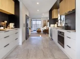 Executive Accommodation 3 Bed, 3 bath plus Garage