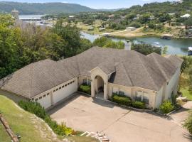 Lakefront with Dock on Lake Travis Fun near UT and ATX, hotel i Leander