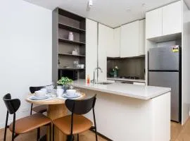 1B1B1S Modern Apt Hi-speed Wifi Free Tram Pool Gym Balcony