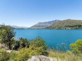 Lakefront Luxury Retreat Modern Apartment, hotel in Frankton