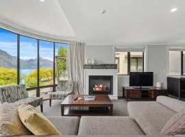 Gorgeous Lakefront 3 Bed apartment walk to town