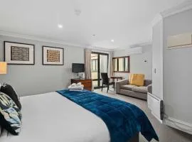 Lakefront Central Studio walk to town