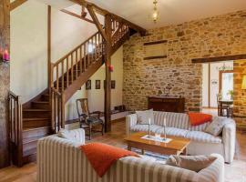 1800S Villa Near Saint-Malo With Heated Pool, hotel in Dingé