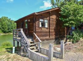 Forest Lake Camping Resort Lakefront Cabin 2, feriepark i Freewood Acres