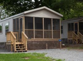Circle M Camping Resort Screened Park Model, ξενοδοχείο σε Wabank