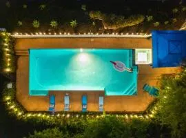 Entire Private Big Yard, View, 4BR, King Bed, 10 Parking, Available Now