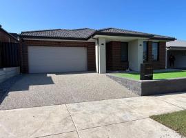 Ideal Family Home Near Parks & Donny with Garage, hotel v mestu Kalkallo