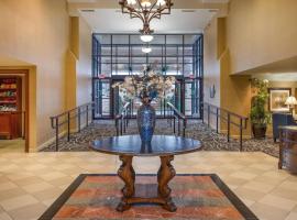 Clarion Collection Hotel Arlington Court Suites, hotel in Arlington