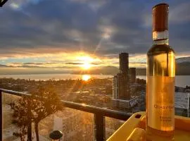 One Million-Dollar Vista Premium 2-Bed Sky Flat with Lake & City Views