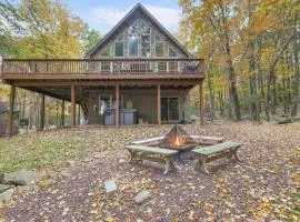 Woodland Oasis by AvantStay Hot Tub Firepit Walk to Lake