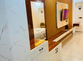 Omaxe Hazratganj Studios, hotel en Lucknow