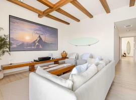 The Surfer's Yas 2BR plus Study Apartment, Full canal & pool view, Theme Parks Yas, hotel v destinaci Yas Island