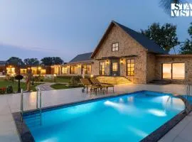 StayVista at The Harbhson House with Pool, Jacuzzi, Sauna room, Woodfire Pizza, Projector