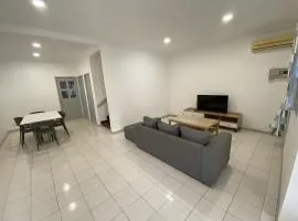 Authentic Local Terrace House in Kuching