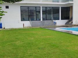 The Aamantran Greens, ξενοδοχείο σε Greater Noida