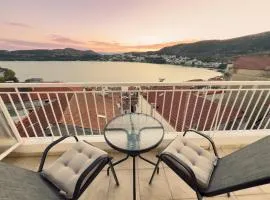Delmare Lake view house