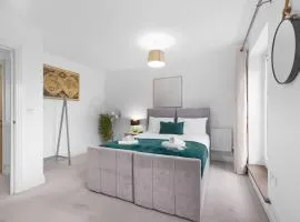 Foxherne 6BDR 3BA Serviced House with Parking - Slough By 360Stays
