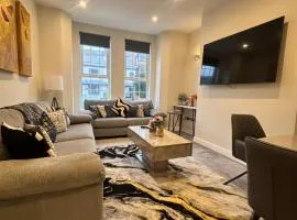 Lethbridge Villa 49 3-bedroom Apartment with Garden, Fibre WiFi, free parking, sleeps 6