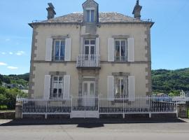 Maison familiale au coeur des volcans d'auvergne, hôtel à Condat