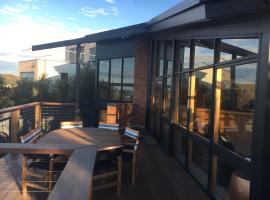 Ocean Views - Ocean Grove, Spectacular Family Home in sought after Location、オーシャン・グローブのホテル