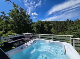 Gîte perché en bordure de forêt - Jacuzzi privatif, hotel v destinaci Laveline