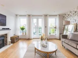 Elegant 2 BDR 2 Bath Apartment with Canal Views