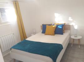 Au coeur des Châteaux - Wifi - Jardin, hotel in La Chaussée-Saint-Victor