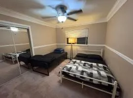 Private Room Near Transit, Shopping, High Speed Wi-Fi, Parking