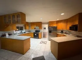 Delta Guest House - Scott Rd & Rapid Transit - Airport 20 Min - Free Parking & Fast Wi-Fi