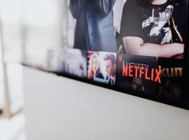 Elegant Two-Bedroom Residence- Athens Cozy Gem - 300Mbps Internet - 10 min to Acropolis by subway, rezort v Aténách