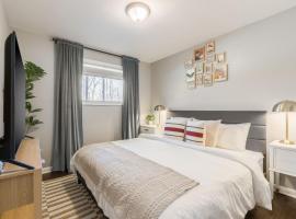 Apartment Kansas City 15mins to KCI with a KING bed and work desk, hotel i Riverside