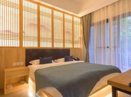 Heinemann Hotel courtyard or terrace king room B208 with a jacuzzi and a local, hotel v destinaci Pao-kuo-ssu