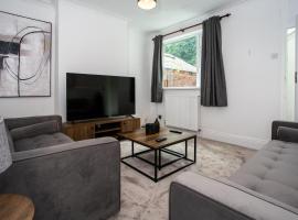 Modern 4BR Home in Dudley, hotel v destinaci Netherton