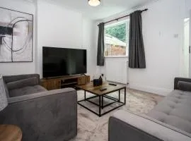 Modern 4BR Home in Dudley