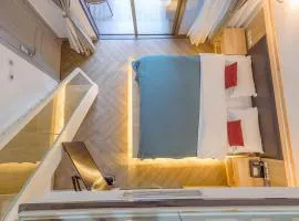 Heinemann Hotel loft suite with two king beds B306 with a jacuzzi and a local