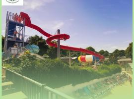 155- Joli Mobilhome 4 Pers 2 chambres Clim Tv Wifi Camping 5 étoiles, hotel in Houlgate