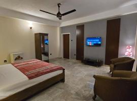 StayOra Guest House, villa in Karachi