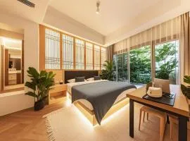 Heinemann Hotel standard king room Building A with a jacuzzi and a local