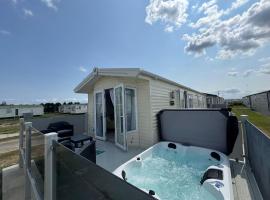 Fantasy Island - Eastgate E5 - The Sierra with Hot Tub - Coastal Caravan Breaks, hotell sihtkohas Ingoldmells