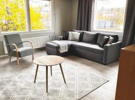 Viihtyisä esteetön saunallinen asunto entisellä paloasemalla, hotel in Sievi