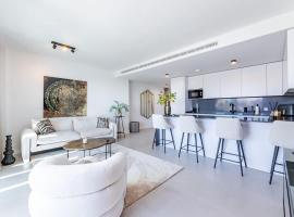 Luxury 2BD Flat - Pools - Parking - Spa - Gym, hotel in La Cala de Mijas