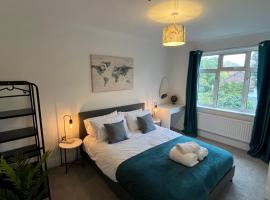 Cosy 2 Bed Maisonette near Heathrow & Windsor, hotel in Staines